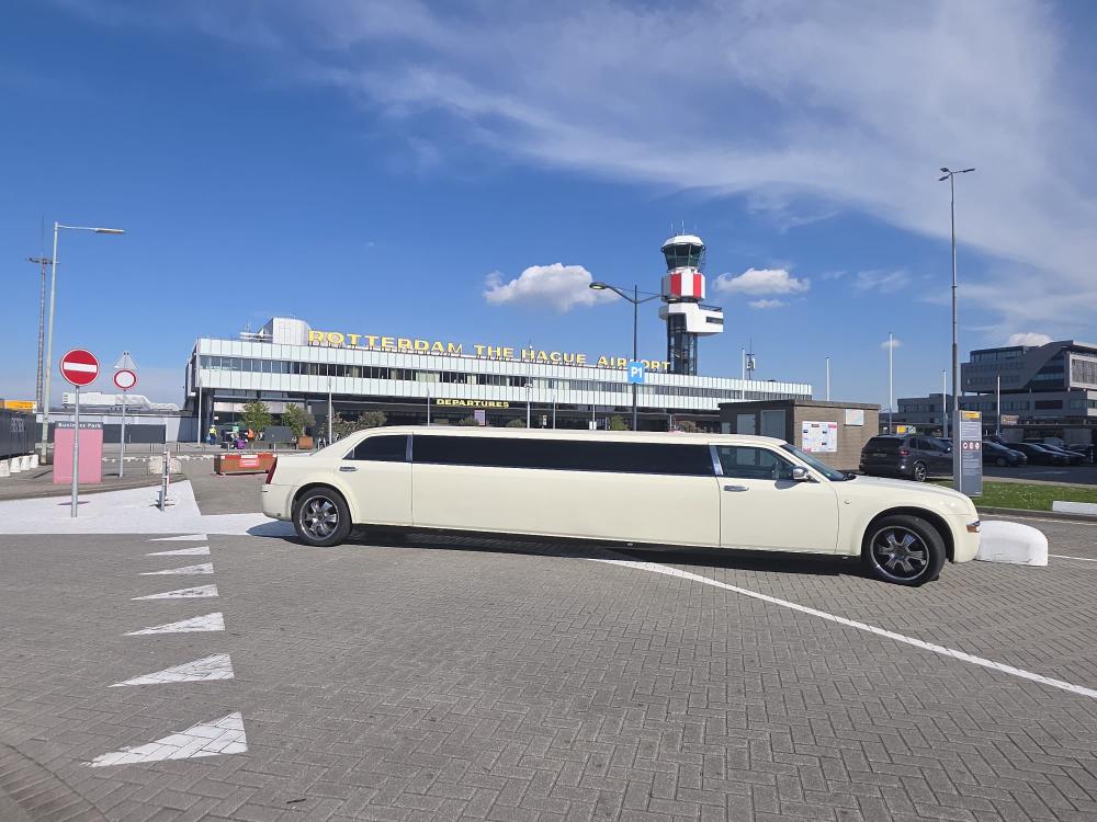Molimo Chrysler wit limousine