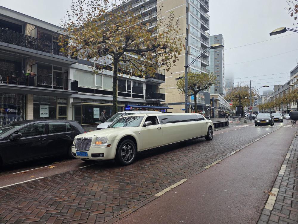 Molimo Chrysler wit limousine