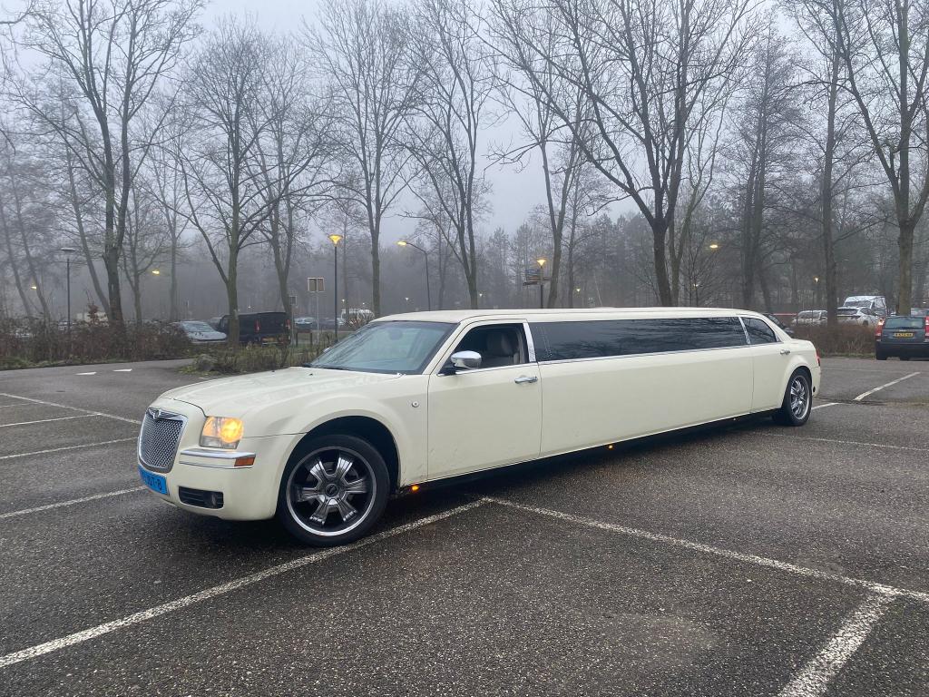 Molimo Chrysler wit limousine