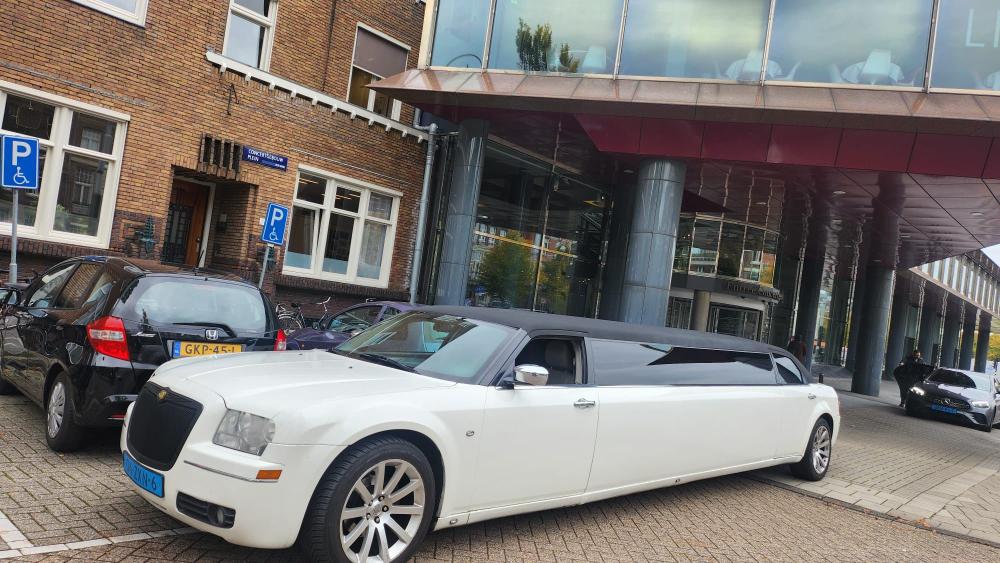 Molimo Chrysler Tuxedo wit limousine