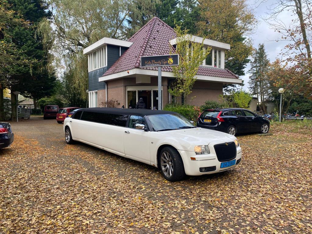 Molimo Chrysler Tuxedo wit limousine