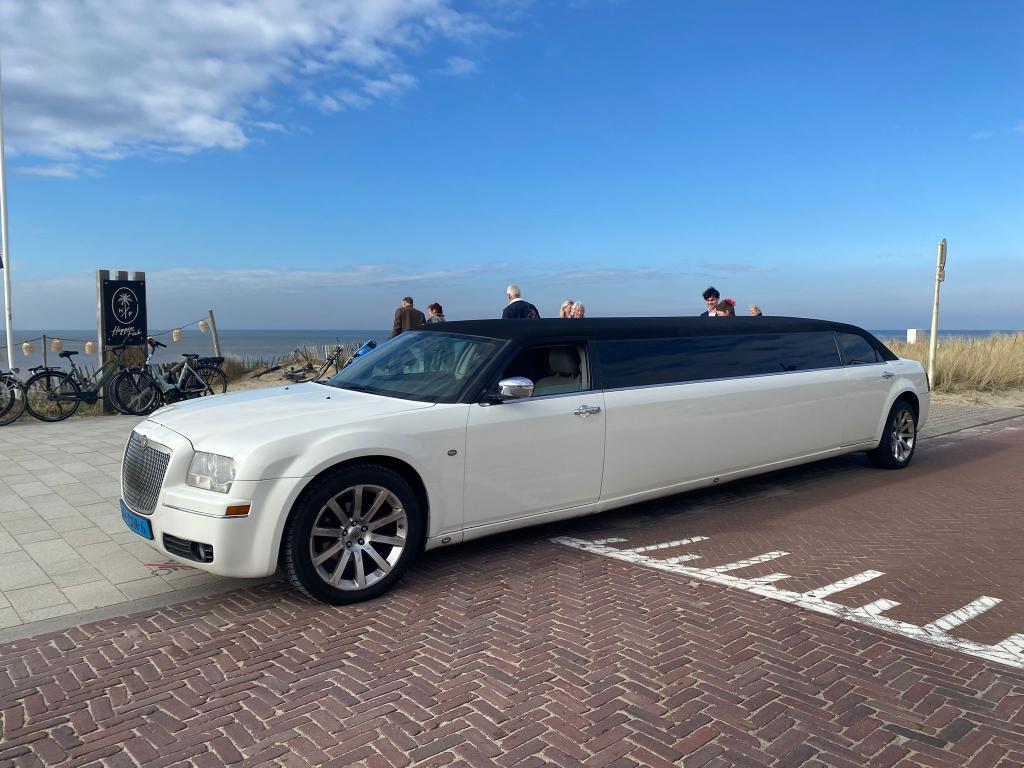 Molimo Chrysler Tuxedo limousine