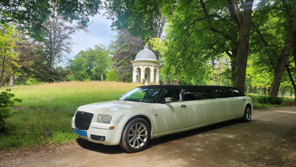 Molimo Chrysler Tuxedo wit limousine